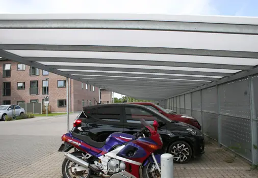 Carportanlage vom Typ PLAN mit Lochblech zur Straße hin