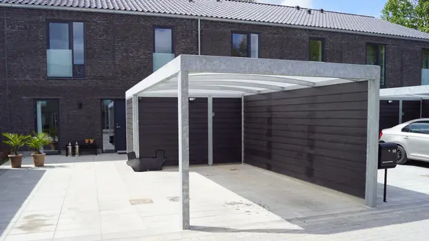 UNA-Carports mit Brandschutzwand zum Nachbarn