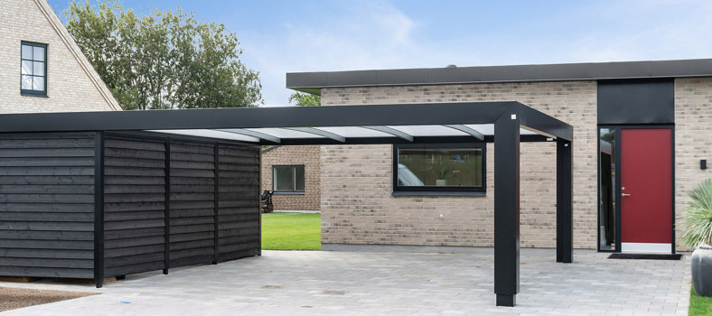 Moderner Carport mit Geräteschuppen, verkleidet mit schwarz lackiertem Holz. Modell KUBIC