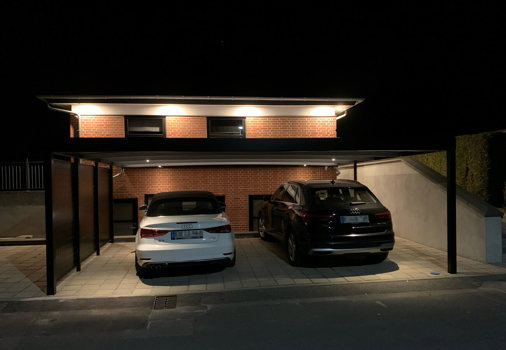 UNA Carport an der Wand montiert mit LED für Orientierungslicht