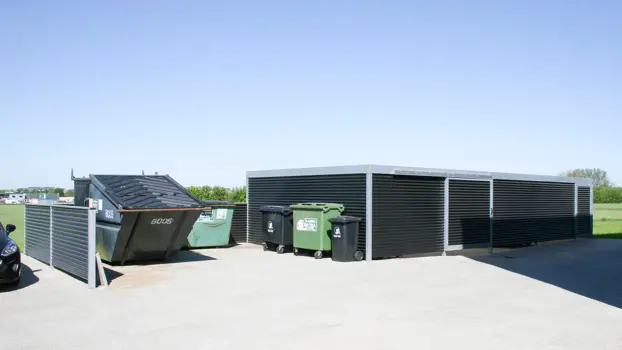 UNA-Technikraum mit Wellblech-Verkleidung. Anbau mit Containerstellplatz.