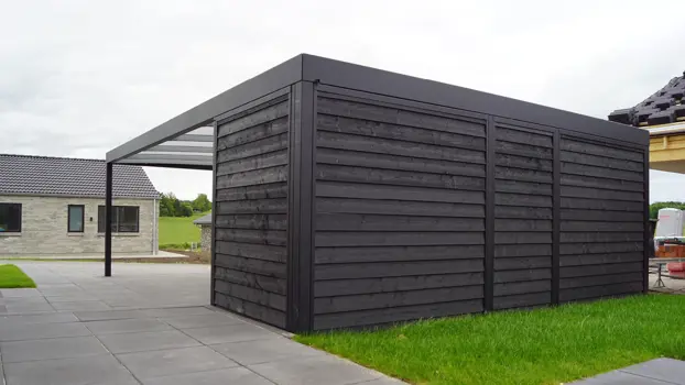 UNA-Carport, schwarz beschichtet mit Schuppen aus schwarz lackiertem Holz