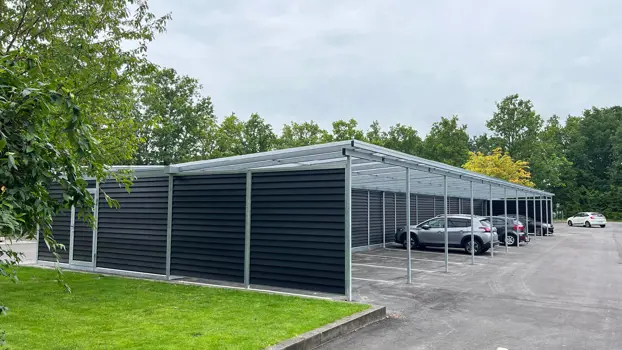 Carportsystem PLAN mit Geräteschuppen. Die Verkleidung besteht aus EasyPlank