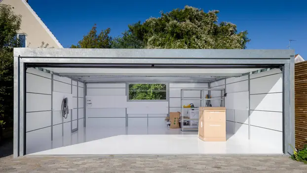 Schöne und helle Garage vom Modell UNA. Platz für beide Autos und Geräteraum