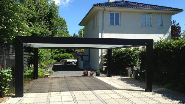 Schwarz lackierter KUBIC. Moderner Carport für 2 Autos