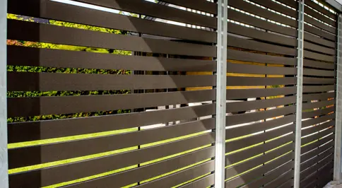 Kompositlamelbeklaedning Paa UNA Carport